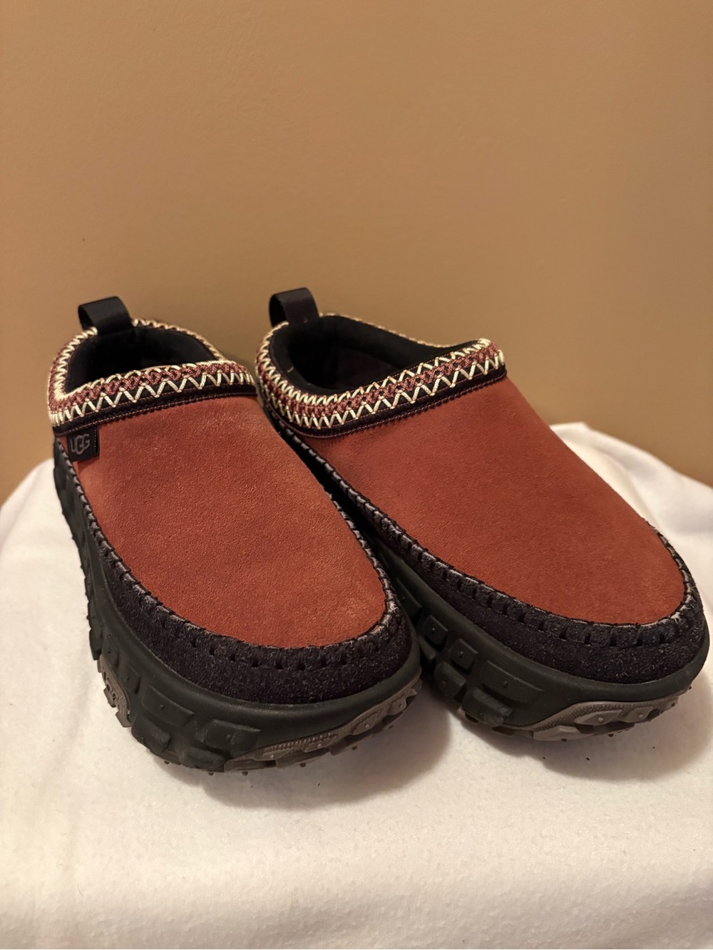 UGG VENTURE DAZE Suede Slip-On Moccasin with Black Trim
ALL GENDER 7/8
